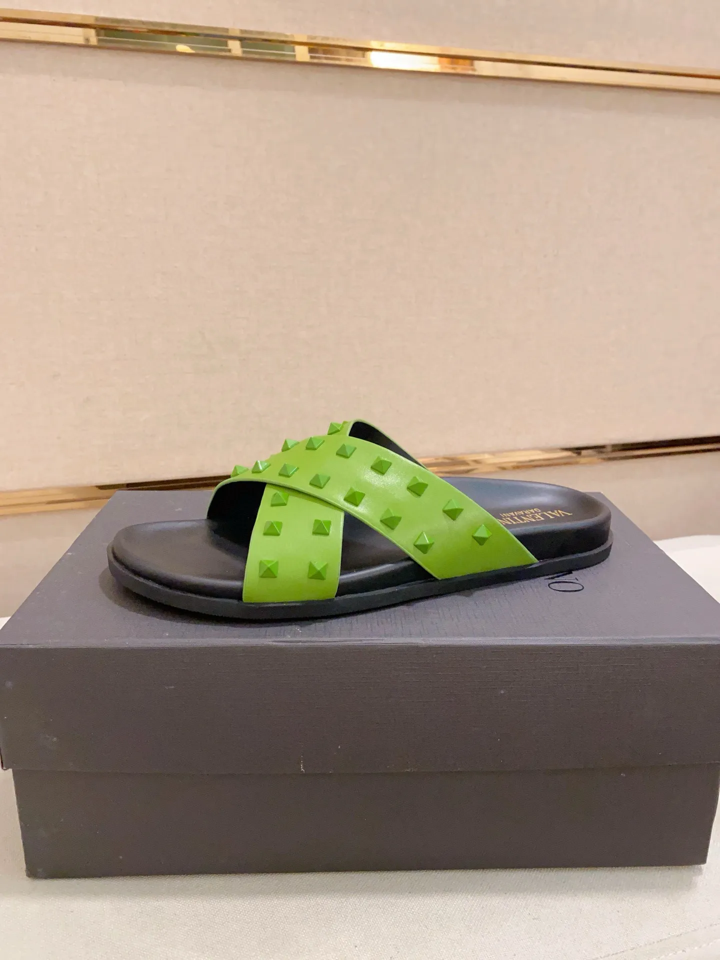 Men's shoes💰: 440💰[Valentino] New men's boutique slippers, counter quality, classic plaid, the actual workmanship is quite complex🔰The uppers are made of imported fabrics➕🐑Sheepskin lining, which tests the craftsman's craftsmanship➕original PU outsole. Size: 38-44 (45 can be customized, non-refundable)
